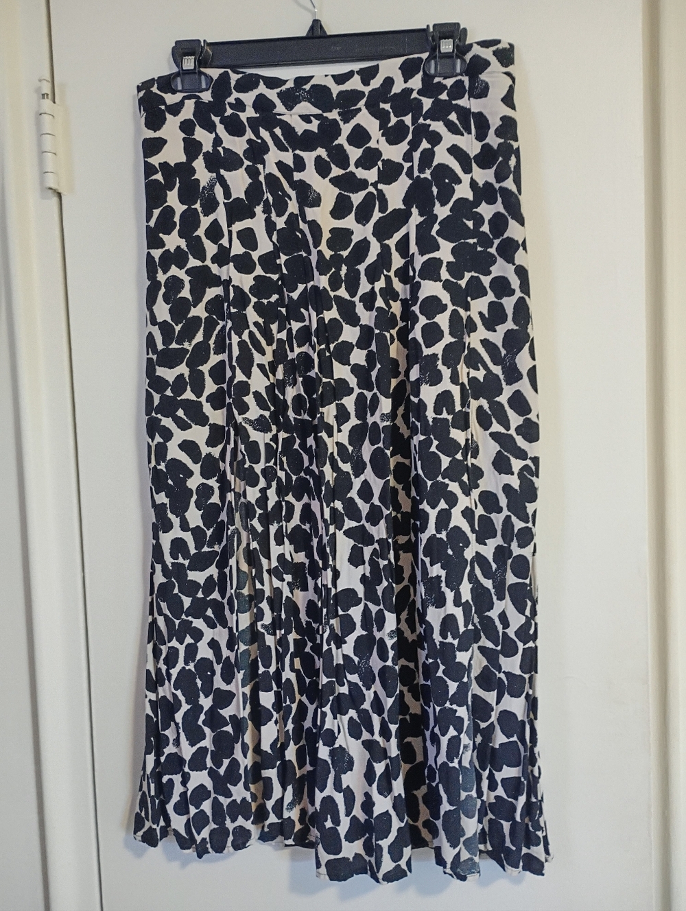 H & M Pleated Black and White Printed Maxi Skirt   Size 10